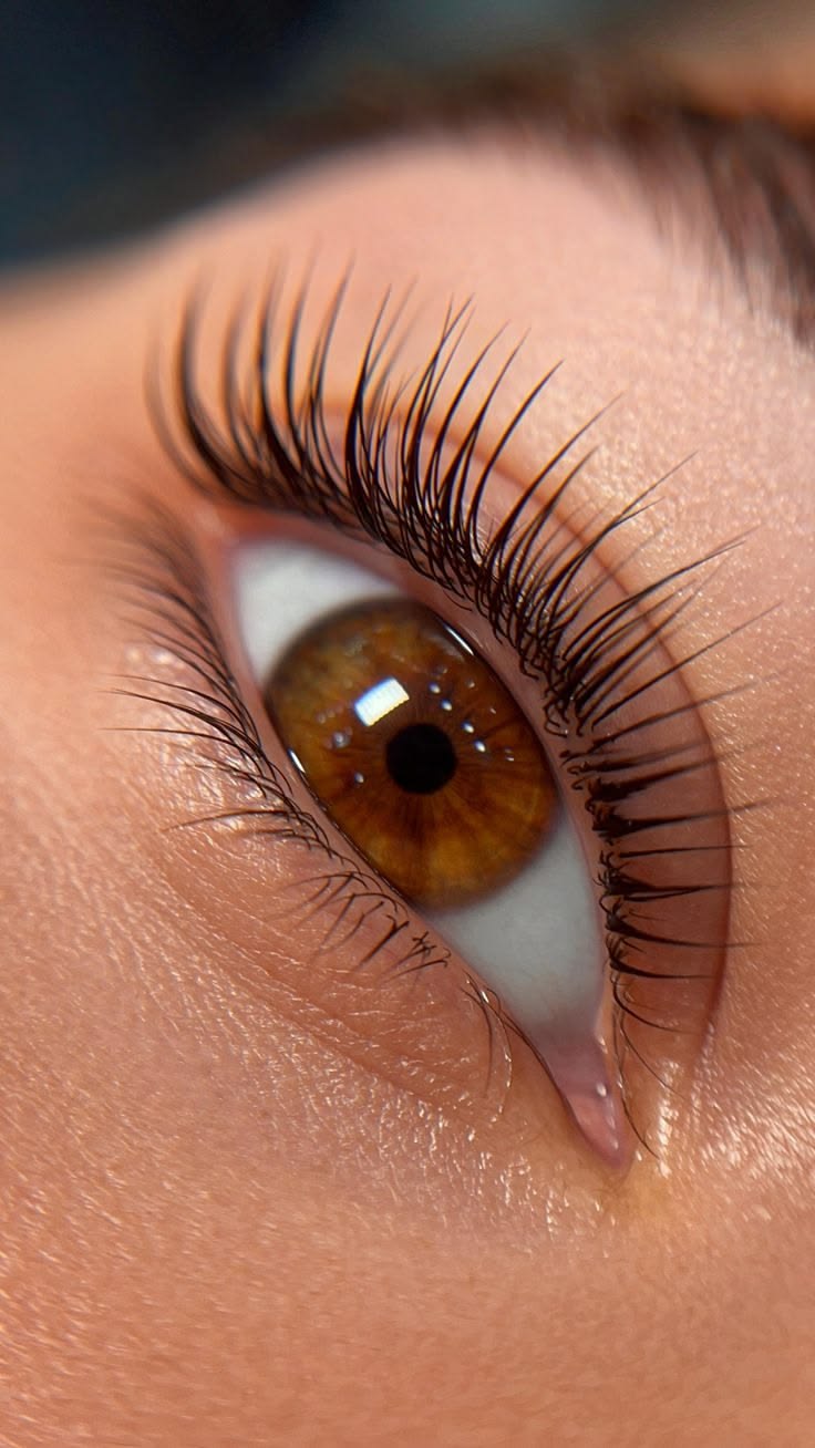 Cliente Amanda Gomes Lash exibindo close-up do olhar com extensão de cílios natural